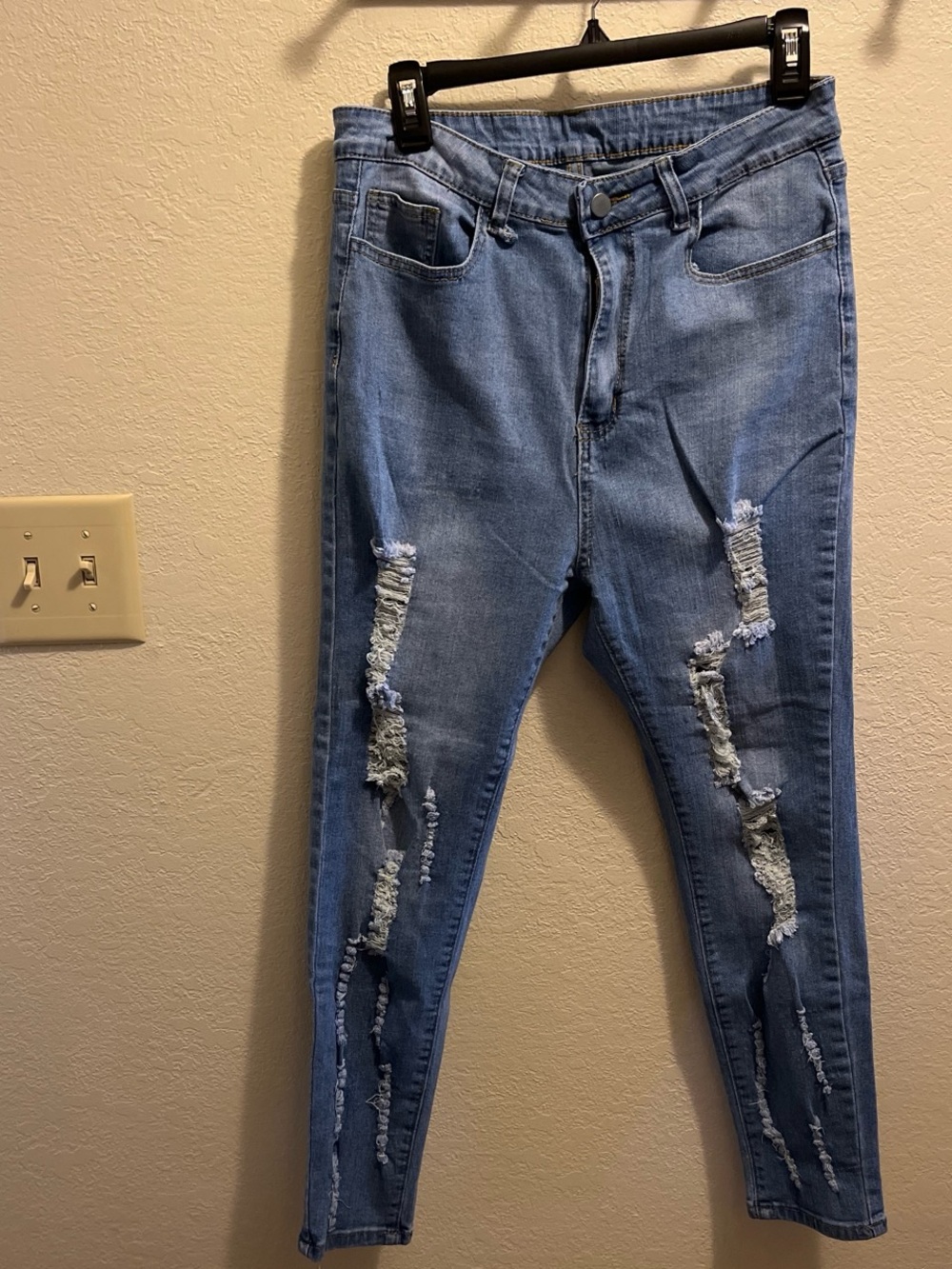 SHEIN Distressed Light Blue Women's Skinny Jeans
Size OXL